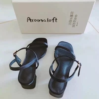 鞋子设计简洁优雅，穿着也不磨脚，物美价廉，卖家服务态度也很棒