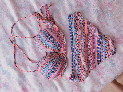 出乎意料的好看。穿在身上衬肤色显白，而且超好看！！！喜欢。满意。5分。买了这么多泳衣，真的超喜欢这个。