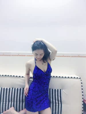 这条裙子买来跳拉丁舞的，参加Party配件黑色小外套不错，也可以作为舞蹈表演服。我身高163,体重47KG，均码合身，衣服有弹性，蓝色亮片设计挺时尚，不错，推荐！