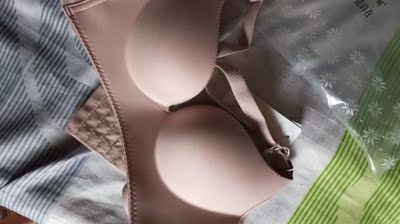 挺不错，小胸很聚拢，穿一段时间试试再来拍一个。这是粉色很淡雅，穿浅色衣服应该也不透。二维码能扫出官方公众号出来，是正品。卖家姐姐很有耐心的帮我选号码，奶思！