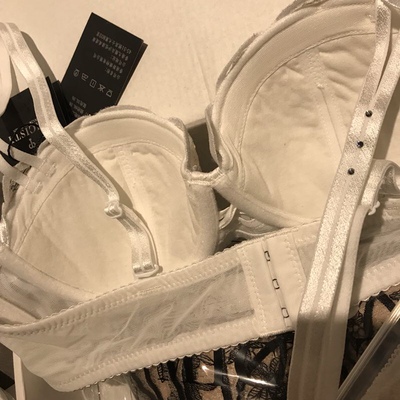 买了两套 黑白都蛮好看 摸上去手感不错 比较谨慎特地去查了下 是正品 客服态度很好 一直问她都很耐心 很满意的一次购物