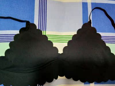 刚刚收到宝贝就来评价了，试穿了一下，说一下我的感受吧，内衣是轻薄款的，料子也是你能想象到的很丝滑柔软的那种料子，穿着很舒服，颜值高，很有弹性，小胸大胸都可以穿的哈，个人觉得是性价比很高的一款内衣，推荐购买。另外很喜欢墨家的风格，简单舒服不作妖，包装上也能感受到店家的用心，客服人很好沟通，送你一朵小fafa~