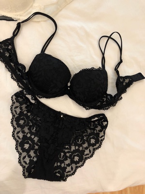 特别好穿。特别好看。到货很久了。一直出门在外。一起买的三款都喜欢。超赞。美美哒。 特别好穿。特别好看。到货很久了。一直出门在外。一起买的三款都喜欢。超赞。美美哒。