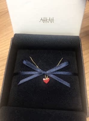 没白等，美得不可方物，心上的朱砂痣，来说一下链子，18k金的，很细，搭配红心，超级显白，根绝也可以叠加别的项链的哦，感觉很好搭哦，好好看的