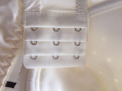 看到了吗，这款247文胸还有透气孔，穿上真的是太透气了，惊喜！老实说，这是我买过舒适度最好的内衣了，这种材质真的穿着很舒服，表面滑滑的，太舒服了，完全没有一点勒人的痕迹，并且真的是很适合我们这种平胸一族了