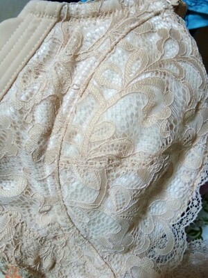 还行，肩带有点紧