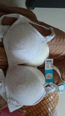 快递真的是超快啊！一天多一点就到了，对比我韵达寄到家附近服务站一天了还没送过来的试卷。。。。没有对比就没有伤害  客服小姐姐的服务很满意哦，顺便给自己补一下内衣的尺寸表，😂😂😂我想我大概会看尺码了。试穿了一下内衣，挺合适的，稍微有点宽松不过胜在舒适。  私聊堂姐，堂姐吐槽都市丽人实体店的阿姨欺负小孩子不懂，我现在要穿A 杯她居然推荐B 杯带钢圈的内衣，空杯就调肩带。想想也是当时傻，试穿一下子没什么感觉，穿久了就勒，还有钢圈印。😔😔😔以后再也不冲着所谓的&ldquo;大牌子&rdquo;去买了，想我140多块钱呢，嘤嘤嘤，坑死了  这款内衣就是求舒服买的，摸起来很舒服，薄款也不会显胸大尴尬，试穿感觉不错，穿几天再追评啊 可以推荐和我一样的小可爱们购买哦，嘻嘻  第一次购买美悟，因为没有试穿，也不知道美悟的内衣怎么样，这次是试买，很满意，以后买内衣会优先考虑美悟的😁  祝美悟生意兴隆，为大家提供更好的内衣，＾3＾  好评好评好评好评好评好评好评好评好评好评好评好评好评好评好评好评好评好评好评好评好评好评好评好评好评好评好评好评好评好评好评好评好评好评好评好评