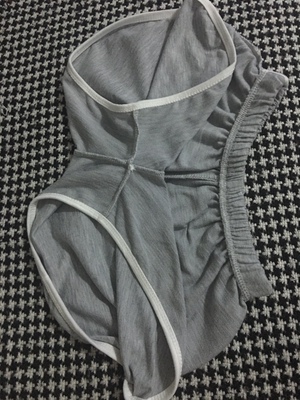 (｡･&omega;･｡)衣服很软穿着很舒服，做工走线规整，没太多线头，感觉我码买小了，腰会勒出浅印子，喜欢宽松的小姐妹拍大一码，比较好！毕竟要是松紧带的设计有点紧～