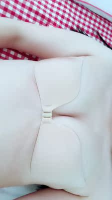 胸贴很好用，我已经买了两次了，之前拍婚纱照买了一次，这次毫不犹豫就买了，很好质量，准备以后日常也穿戴这个胸贴了，胸部不会有舒服和勒痕，很舒服他透气，想解脱的朋友们可以试下非常好的购物经历，我很喜欢,买过一次，用了一天，质量真的 很好，穿起来很舒适，粘性很强没有掉下来，宝贝手感很好颜色很贴近皮肤，会一直支持卖家的生意。