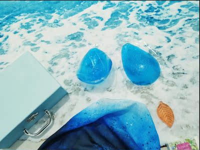 这个颜色真的是一点抵抗力都没有，我的真丝裙子我的毯子还有礼服，都是蓝色系，很梦幻，质量很棒，设计真的太科学了，赞，配了下衣服，是不会露出来的，先好评，等礼服穿了再来追加