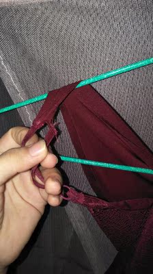 我才穿了两次就变成这样子了，给我五块钱补一下，难道下次烂了又去补一下吗？质量差，掉色，穿起来还勒人。。。。😓