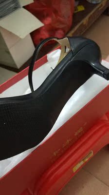 这个价位总体是不错的,而且加上高度是我能接受的,穿上也不会隔脚什么的,可以穿 这个价位总体是不错的,而且加上高度是我能接受的,穿上也不会隔脚什么的,可以穿