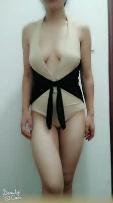 穿上是比较有质感，显档次，小胸，下垂胸口要弄个别针或者自己动手加工一下，不然一弯腰就呵呵呵了😁另外就是屁股这里，有点勒，买了三家泳衣，都一样的问题，肉勒成两截，难道是我屁股原因😳？？？总体99分好评