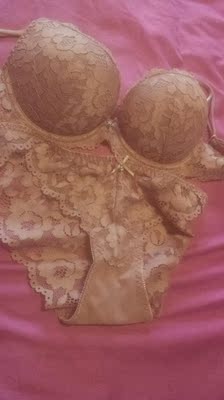 刚收到就是穿了一下,有点硬也有点大 刚收到就是穿了一下,有点硬也有点大