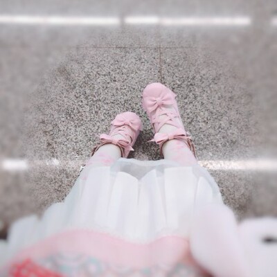 很好看！不穿的时候是黄色的穿了就变白了(什么)很配我的裙子！！敲可爱哒&mdash;&mdash;