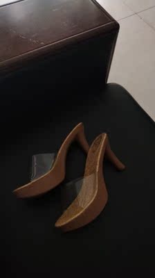 刚收到鞋子打开看上脚清透凉快 ，舒适轻便的一款鞋子，满意卖家服务态度很好 。继续关注再回购！