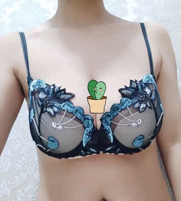 物流蛮快的,包装高大上,还送了手提袋,下午收到洗了,晚上试穿了下,内衣套装质量可以,夏天不会感到闷热,穿着舒适,蕾丝绣花都好柔软,不会扎,整体效果不错,很赞 物流蛮快的,包装高大上,还送了手提袋,下午收到洗了,晚上试穿了下,内衣套装质量可以,夏天不会感到闷热,穿着舒适,蕾丝绣花都好柔软,不会扎,整体效果不错,很赞