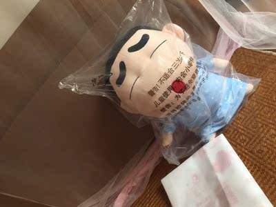 收到包裹后吓了一跳，没想到娃娃会那么大。好在卖家送了袋子，不然在礼品店可能都买不到那么大的袋子。无意间看到这个娃娃，很有创意，准备送给男朋友作生日礼物。另外，快递真的很快，两天就到了，本以为还要等上个三四天。