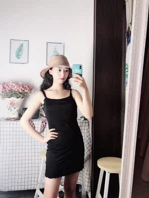 面料舒服 软软滑滑的 而且有垂坠感 比便宜的有质感多了 洗了也不掉色  作衬裙或者睡裙都很好 这个价格值得 长度也合适哦哦哦