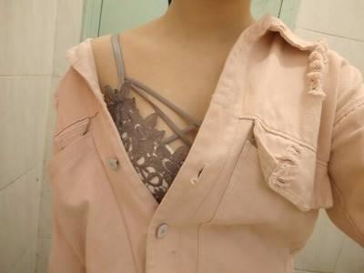 第一次在网上买内衣,很忐忑, 比了好多家。宝贝到了看了款式很漂亮,摸着手感不错,质量做工不错,物流很快,看包装就不错。包装很精细,卖家服务也好。 第一次在网上买内衣,很忐忑, 比了好多家。宝贝到了看了款式很漂亮,摸着手感不错,质量做工不错,物流很快,看包装就不错。包装很精细,卖家服务也好。