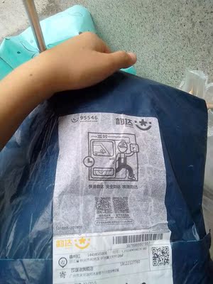 这个包装我也是服了，建议改善一下，卖家就不怕压坏吗 左右不太对称，