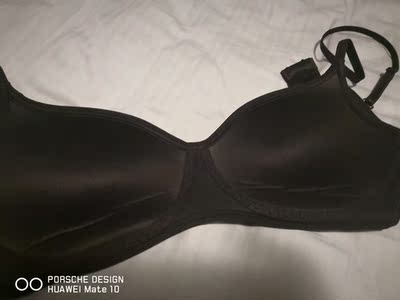 卖家说他家内衣不是假货，我姑且相信，但是质量摆在这，如果是正品，我也不建议大家购买，看图片吧，这才仅仅是穿了一天的结果，变形严重，胸也托不住，全是汗