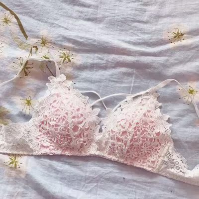 文胸真的很不错 摸上去手感很好 软软的 后面美背很洋气夏天穿漏背装 或者网眼衣服 特别好看 前扣设计非常方便 总体来说很不错