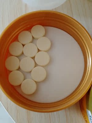 孩子很爱吃，像吃奶糖一样，也不知道一天吃太多，好不好，呵呵