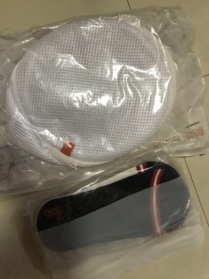 趁活动一次性买了三件内衣，之前也在这家买过另外两个款的内衣了，觉得挺舒服的就持续在这家买。然后有送了一个内衣袋和三堆袜子。这个对于小熊来说有点空杯，那个前面的带子有点勒，但是整体比较舒服，款式也挺好看的，厚薄适中。下次还会购买。