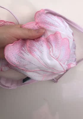 去年才上市看见就喜欢的内衣，觉得哪怕不穿也要买来放着。等到今年忽然发现有货，很激动就下手了。到手了却差强人意。本以为是一片一片的逢上去的刺绣，没想到实际就是缝了一块有刺绣的雪纺。罩杯底部哪里的雪纺会皱巴巴堆起来，而且上面的花边不服贴，穿在身上内衣有点儿勒，可悬空的花边反而显得像是空杯了一样。希望以后的设计多考虑上身效果吧。