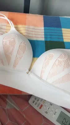 文胸真的超级漂亮，很性感的款式，聚拢效果不错，白色很好，搭配内裤一套，戴着很舒服，很喜欢这个肩带，不勒很满意