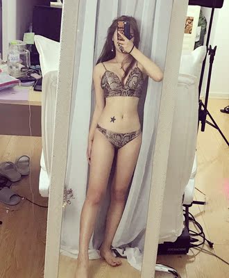 好看死了 很显身材 肩带是可以调节的 侧面也不漏完全不用担心 花纹很特别 不担心烂大街