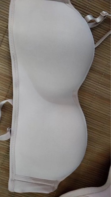 内衣非常满意，大小合适不会往下掉，配了肩带可以挂，而且也很舒服！！