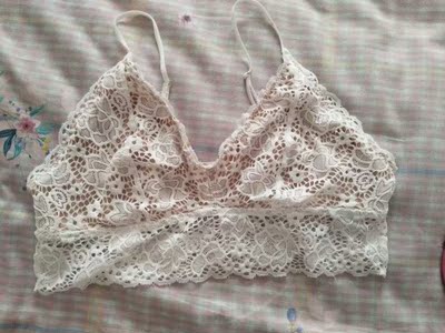 很好看，试穿了一下也很舒服，不过大胸不建议购买哦，因为不托胸。就是有一点瑕疵，带上有个黑点，穿上还挺明显的&hellip;总体来说这个价格稍微有点高了吧