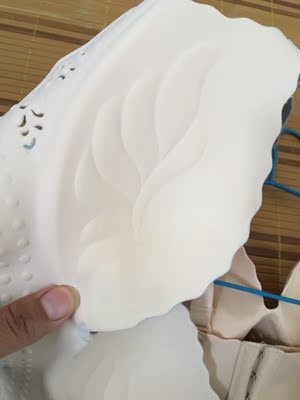 料子摸起来很舒服，而且一点色差都没有，颜色特别合我心意，摸上去 滑 滑的特别舒服，质量很好，穿在身上特别舒适，很舒适，穿上没 束缚感非 常舒服像没穿一样不紧绷很舒适不勒胸 ，自由自在