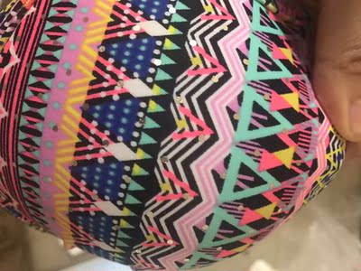 非常理想 颜色无色差 胸垫有钢托 花纹做工都很细致  朋友说超理想嘻嘻 还有送独家花朵