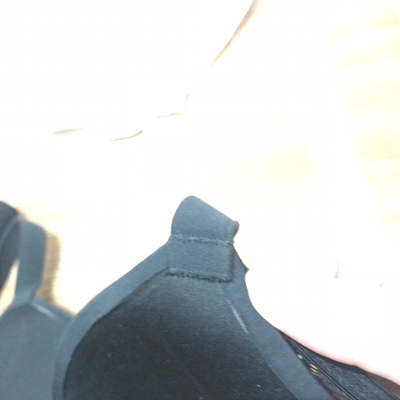 连星我都不想给真垃圾！买了不到一个月穿都没有穿几次就出现严重脱胶找客服半天不理人，理人就说是不是勾的。也不给解决 就知道推卸责任 我又不干嘛 明明就是质量问题 说一句我们下次注意那么难吗 别人家的内衣都可以机洗不坏 怎么你们家就那么垃圾 标签上面也没有注明不可机洗啊