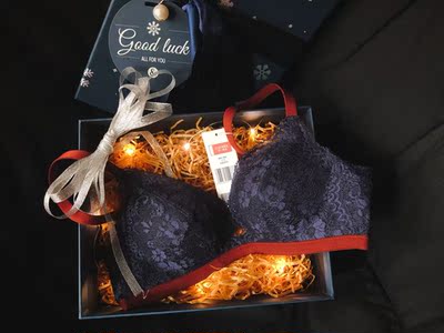 上新预览第一眼看中的款式和颜色～好货不怕晚，预售等的值，搭配一套很美，浅墨蓝色和焦糖色撞再加蕾丝元素色很特别～ 颜值：★★★★★ 做工：★★★★★ 舒适度：★★★★★ 不空杯：★★★★★ 收副乳 聚拢效果：三角杯不做参考