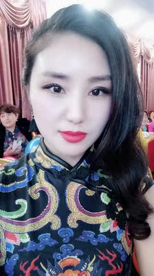 还好没有耽误活动，卖家很给力，谢谢啦！面料有点薄，但是有弹力，穿起来很舒服的