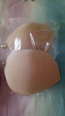 因为是露背装，所以只能选择乳贴，第一次使用乳贴，戴上非常舒服，没想到胸小的我戴上非常合适，而且形非常不错，包装也很好，非常卫生，老板还送了小礼物，太感谢了，以后有需要还会再来的，。胸小穿上罩杯立马上升，每个细节都很用心，这样的好卖家，先赞一个，而且价格很美，没得挑！下次有机会还来全五分！