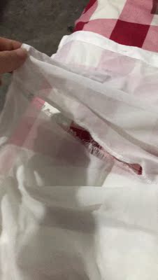 我买了两件,款式不错就是质量太差,穿了两天就破了,全部裂开了,真的好无语,我还去缝过一次,一点用都没有 我买了两件,款式不错就是质量太差,穿了两天就破了,全部裂开了,真的好无语,我还去缝过一次,一点用都没有