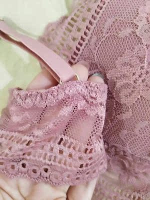 收到就迫不及待的打开了，很性感，面料弹力很不错，罩杯是比较薄的，是我想要的款式，推荐推荐，清洗之后再追评！！！！！！！！