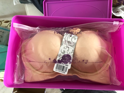 带盒子的内衣，盒子还可以放别的，还送了一个内裤，但是码数不太对，好小。内衣感觉围度有点小，穿上以后还好，比较舒服。不知道穿久以后怎么样。