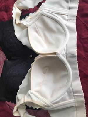 肩带是宽的，运动型的内衣，穿上非常的舒适柔软，而且有弹性，清洗很方便，海绵是一体杯形很服帖，而且是不带钢圈的，没有钢圈的一点也不紧， 穿身上非常贴身很舒服也不嘞 ，穿上没有束缚感非常舒服 超舒服像没穿 凉凉的很贴肤特别好！面料柔软舒适，也没有异味，按正常尺码买的。我还怕掉色专门用水泡了一会，一点都没褪色，各位亲可以放心购买，而且价格还这么实惠划算的，客服服务也很好，物流也超级给力。以后的内衣，我也要在这里买了，放心实惠！