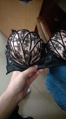 超级好看的。质量跟我平常穿的一样。摸起来，没啥区别。不过实在是太好看了。