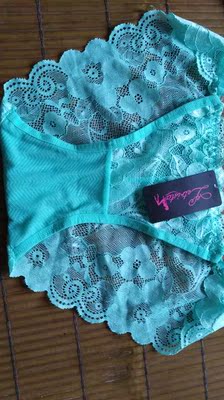 很漂亮很性感，料子手感很滑，不错的产品