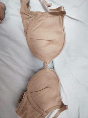 这个图片上很好看,但是实际上到处是线头,里面这是什么鬼,让我一个从来不给差评的人忍不住跪了,这个布料看起来就是十几块钱吧,摸着一点都不舒服,还有味道,这个是不是随便给发的货呀。 这个图片上很好看,但是实际上到处是线头,里面这是什么鬼,让我一个从来不给差评的人忍不住跪了,这个布料看起来就是十几块钱吧,摸着一点都不舒服,还有味道,这个是不是随便给发的货呀。