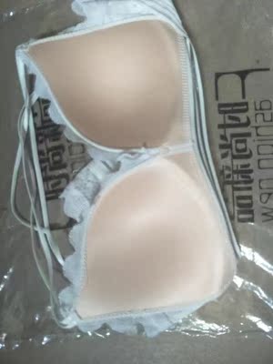 内衣手感超好，聚拢效果正如客服说的，真的很棒，尺码也正合适，还有赠送了加长排扣，而且颜色和图片一样一点儿都没有色差，简直是大爱，这次购物特别满意，已经收藏本店了，下次再买就好找