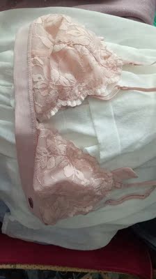 跟图片一样很好看,穿着很舒服,穿衣服也不怕内衣带露出来,不会勒,只是我觉得B以上好像有点兜不住😂感觉胸小点穿这个比较好,反正我不介意就是很舒服,推荐购买 跟图片一样很好看,穿着很舒服,穿衣服也不怕内衣带露出来,不会勒,只是我觉得B以上好像有点兜不住😂感觉胸小点穿这个比较好,反正我不介意就是很舒服,推荐购买