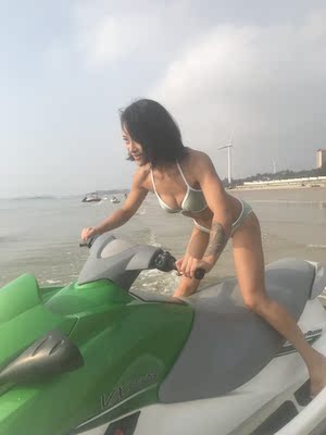 泳衣很好看。个人觉得型特别好。布料看起来也很高档。特别是我美黑后，穿起来感觉很酷。好评好评好评。买来参加沙滩小姐秀的。